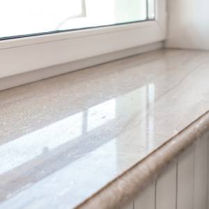 Okenske police iz marmorja