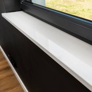 Okenske police iz tehničnega kamna